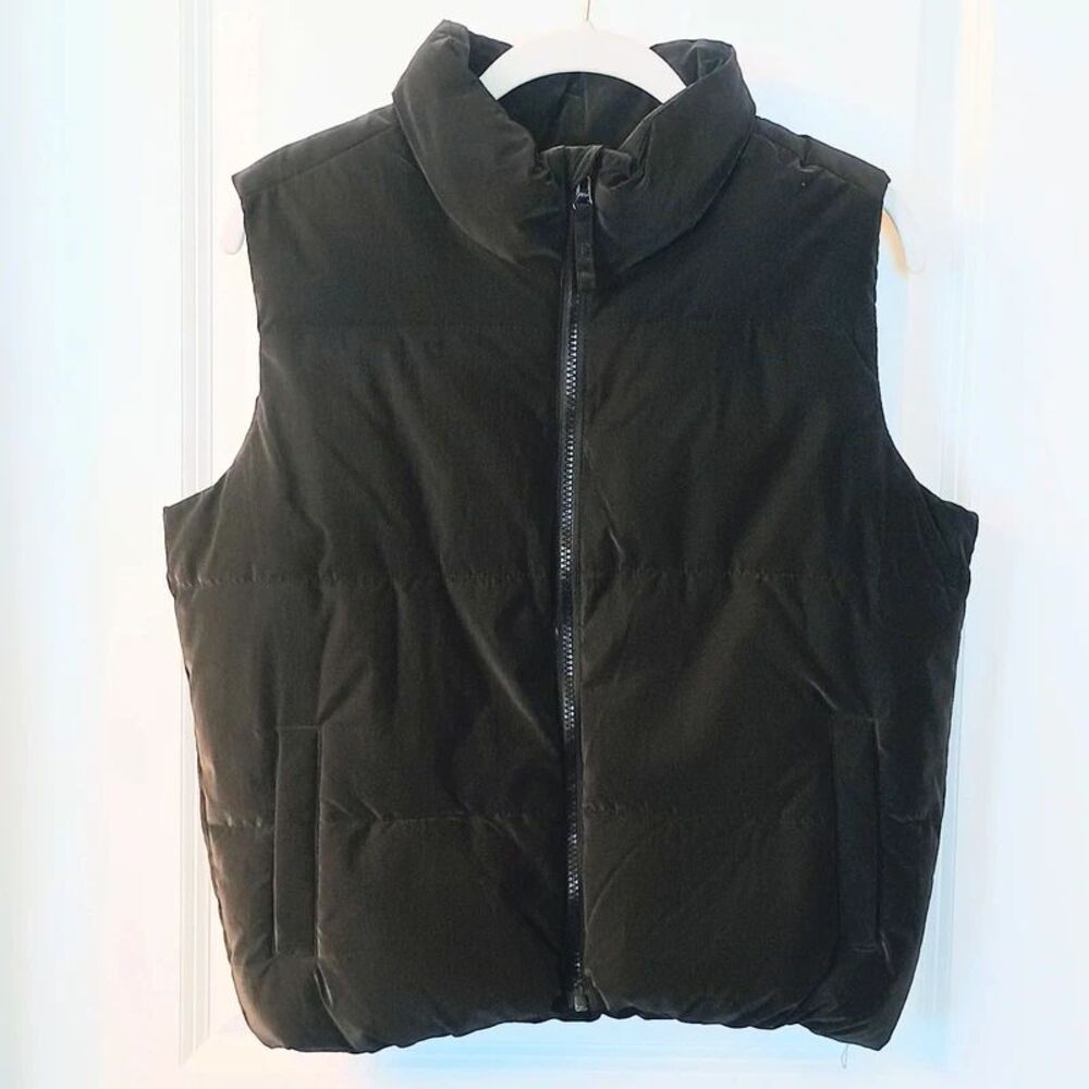 Girl's Old Navy black puffer vest in XL (14-16)